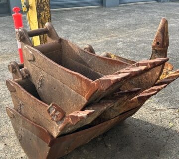 Rusty excavator bucket for heavy machinery, used for construction work. - For Sale