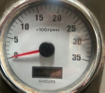 Close-up of machinery hour meter showing 940.52 hours. - For Sale